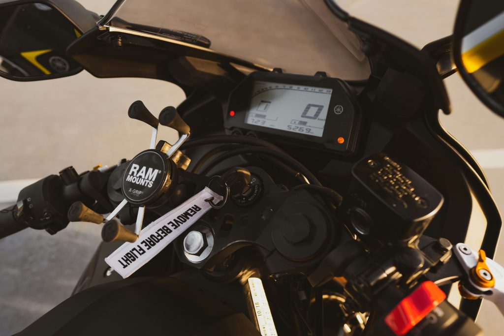 un compteur de moto avec clé dans le démarreur