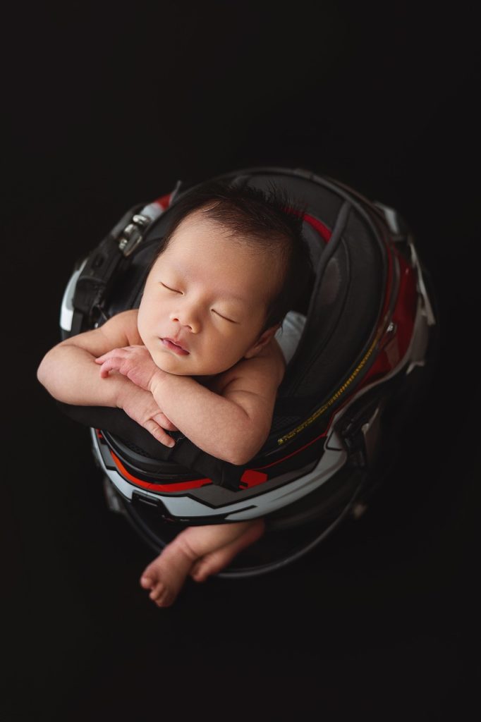 Bébé dormant dans un casque intégral retourné