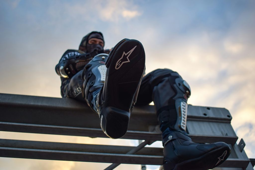 Motard équipé complet vu de dessous