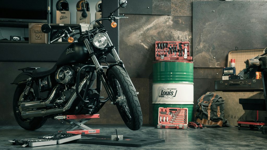 Moto surélevée dans un atelier de réparation