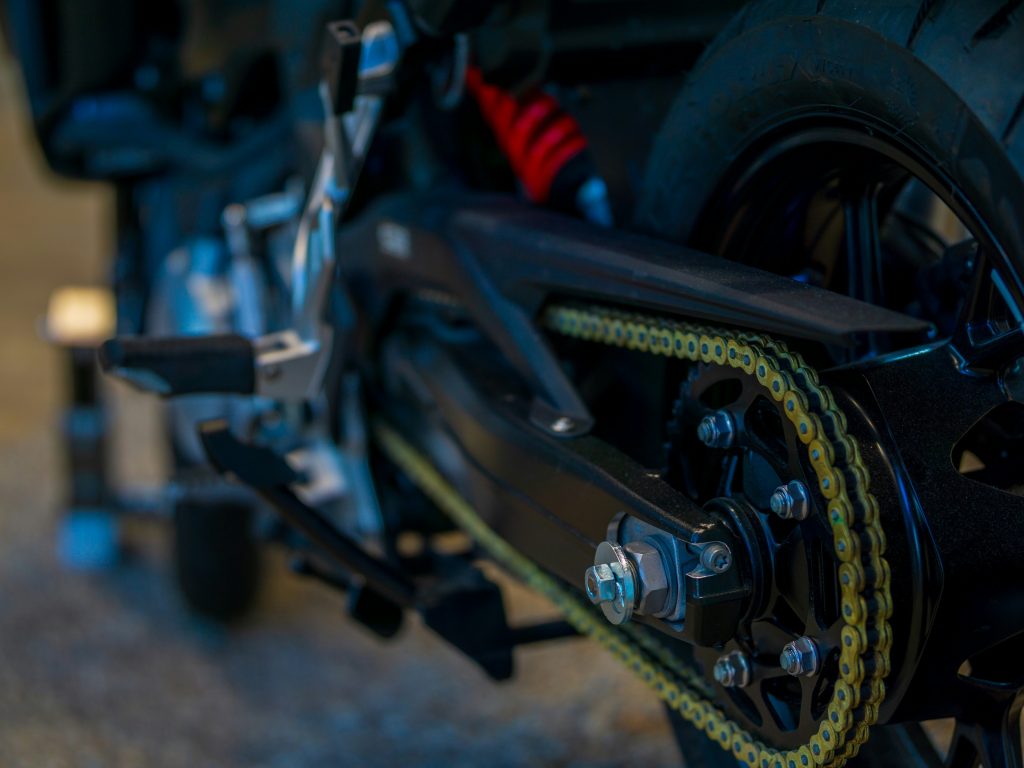 Moto vue depuis la chaîne et la roue arrière