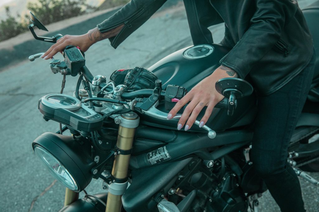 Main de femme sur un guidon, prêt à freiner