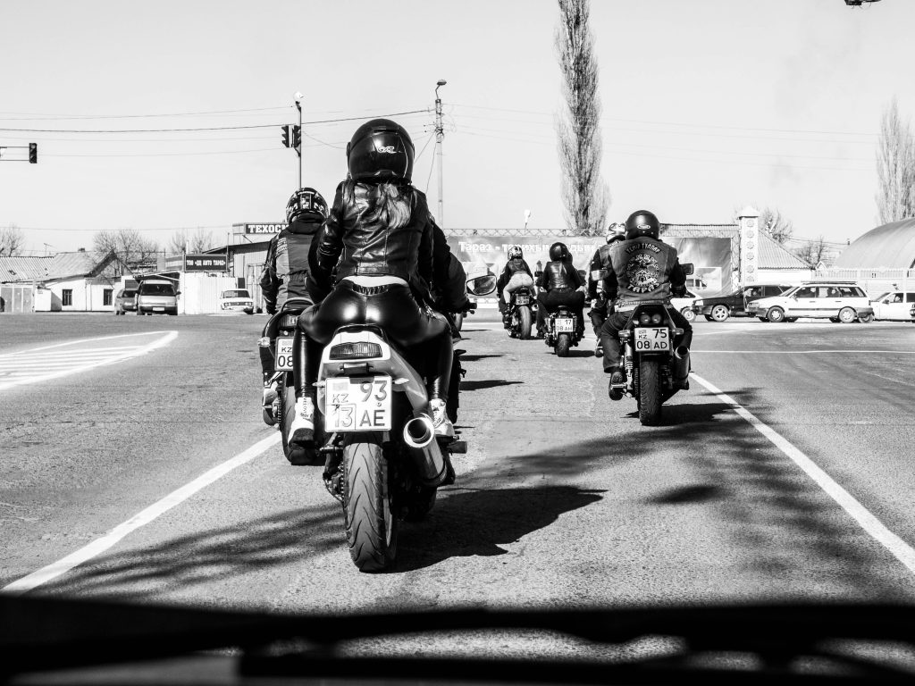 Groupe de motard devant un voiture, image noir et blanc
