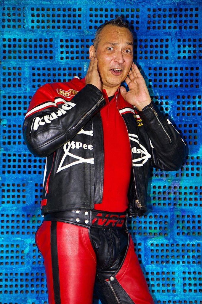 motard qui regarde l'objectif surpris