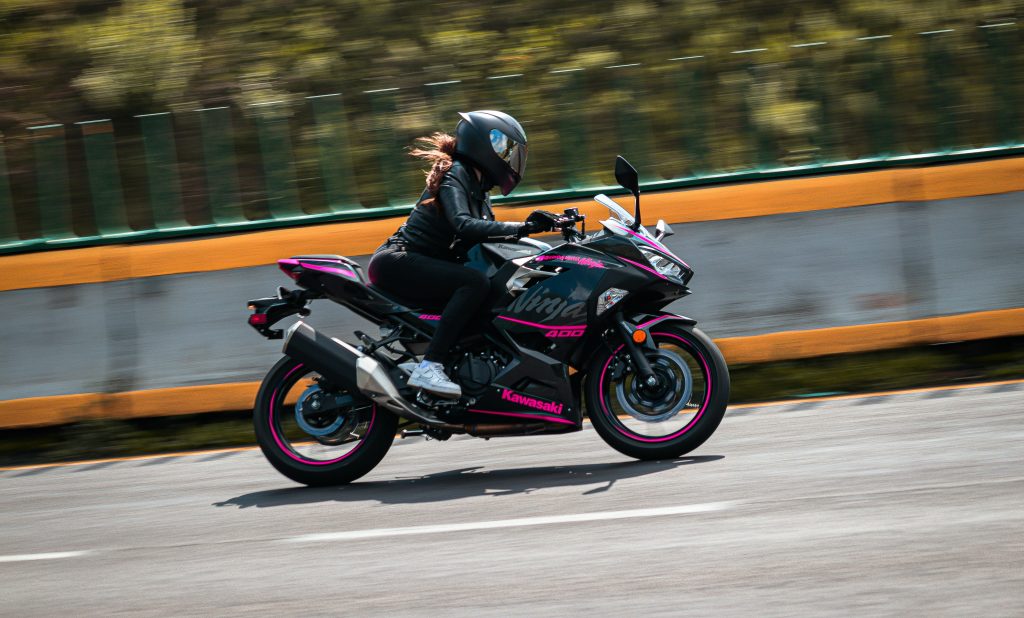 une femme sur une moto qui roule
